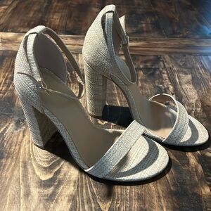 NWT Women’s heeled sandal